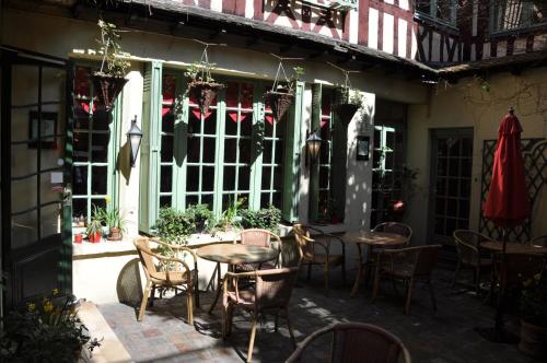 Le Vieux Carré - image 11
