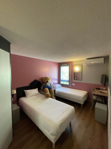 1 queen bed, 3 twin beds