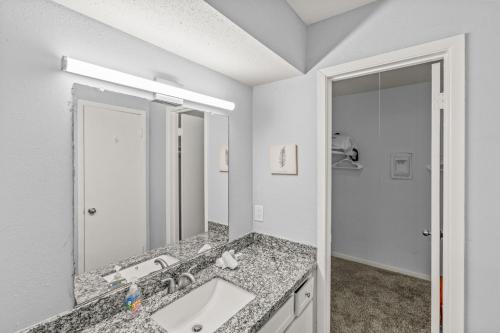 Great Location next to Kema, NASA, Ocean, Houston thumb 4