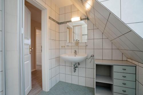 One-Bedroom Apartment image 4