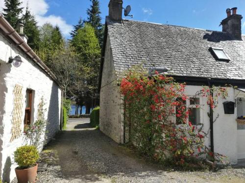 Historic cottage next to loch lomond Luss