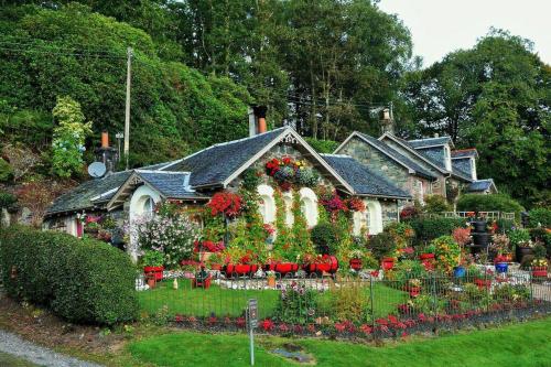 Historic cottage next to loch lomond Luss