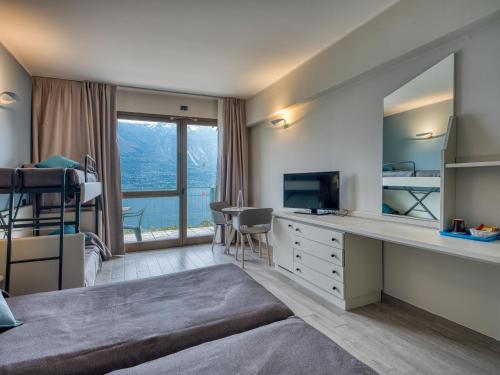 2 twin beds, 1 sofa bed