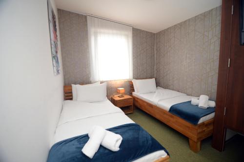 2 twin beds