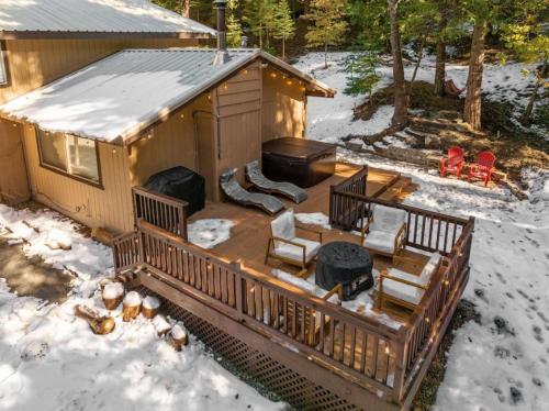 Red Rock Falls Cabin, 8 miles from Yosemite South Gate, with trailhead, Game Room and HotTub