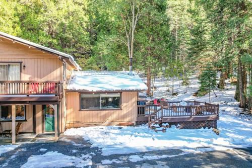 Red Rock Falls Cabin, 8 miles from Yosemite South Gate, with trailhead, Game Room and HotTub