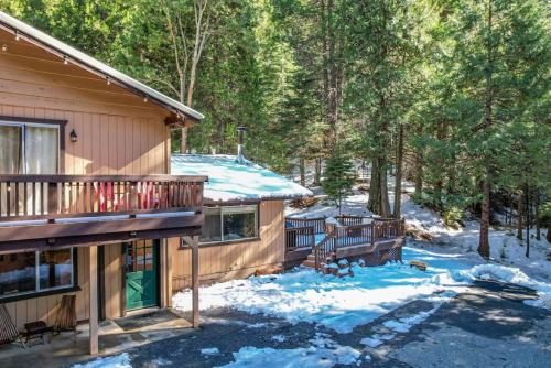 Red Rock Falls Cabin, 8 miles from Yosemite South Gate, with trailhead, Game Room and HotTub