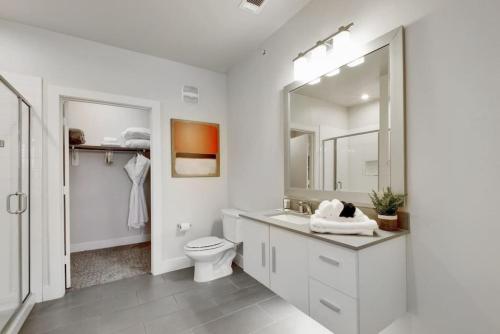 1208 Modern Luxury Downtown Wifi Pool Gym in San Antonio, USA
