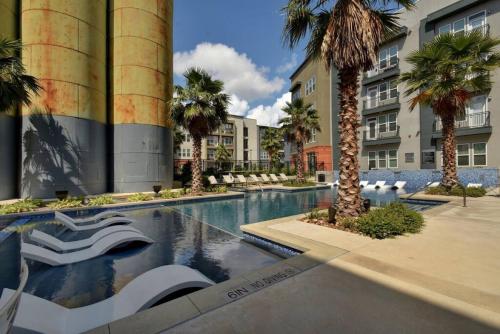 1208 Modern Luxury Downtown Wifi Pool Gym in San Antonio, USA