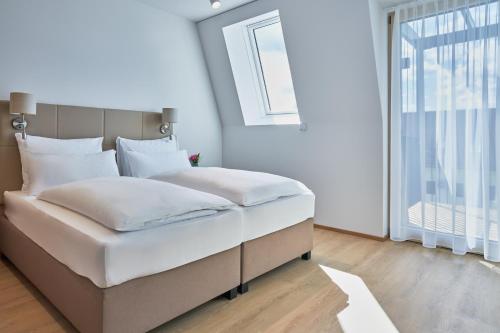 1 queen bed, 1 sofa bed