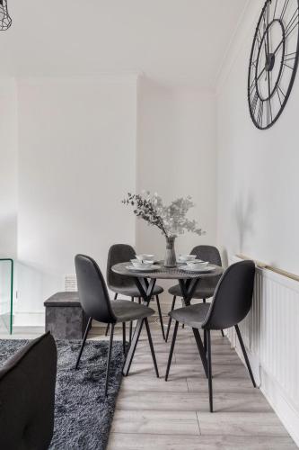 Beautifully Modern 2-Bed Apartment w/garden, London (photo 6)