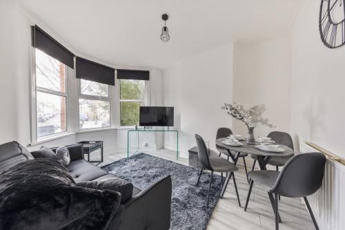 Beautifully Modern 2-Bed Apartment w/garden, London (photo 4)