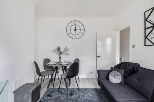 Beautifully Modern 2-Bed Apartment w/garden, London (photo 7)