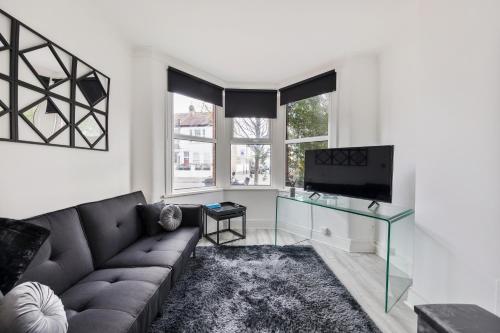 Beautifully Modern 2-Bed Apartment w/garden, London (photo 9)