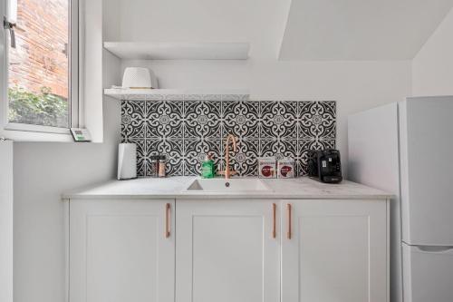 Beautifully Modern 2-Bed Apartment w/garden, London (photo 10)