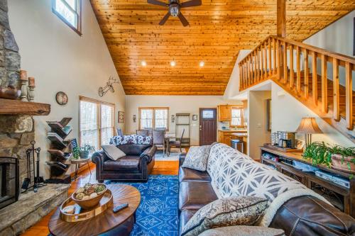 Cozy Cabin Retreat in Jasper, USA