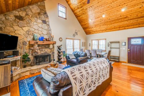 Cozy Cabin Retreat in Jasper, USA