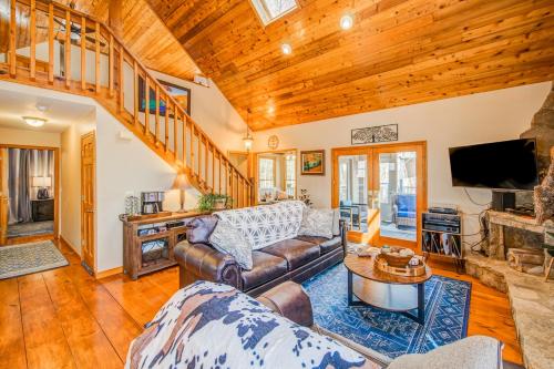 Cozy Cabin Retreat in Jasper, USA