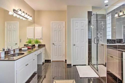 Heated Pool, Pool Table, Hot Tub, Home Theatre, Guest House, Basketball Court, Sleeps-20, Аллен (фото 2)