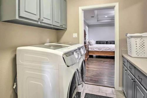Heated Pool, Pool Table, Hot Tub, Home Theatre, Guest House, Basketball Court, Sleeps-20, Аллен (фото 6)