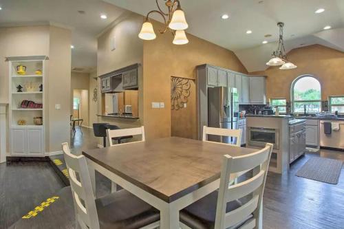 Heated Pool, Pool Table, Hot Tub, Home Theatre, Guest House, Basketball Court, Sleeps-20, Аллен (фото 10)