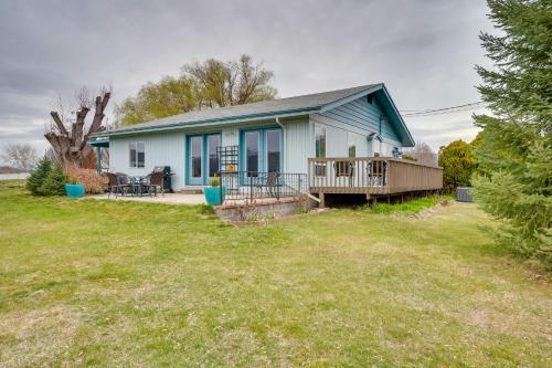 East Wenatchee Home with Yard and Hot Tub!