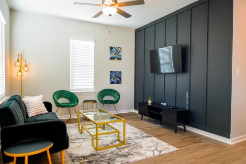 Completely Renovated - The Art Deco Retreat