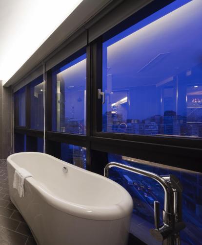 ห้องน้ำ, โรงแรมเอฟเอ็กซ์ ไทเป นานจิง อีสท์ โร้ด (FX Hotel Taipei Nanjing East Rd.) in เขตจงชาน