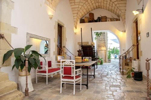 Előcsarnok, Borgo dei Filitti - B&B artistico - Piscina Solarium & Enoteca in Palmariggi
