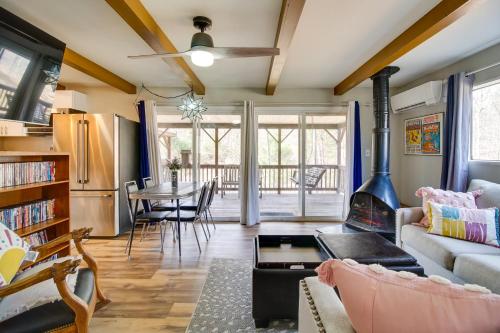 Broadway Cabin with Hot Tub Hike and Ski in New Market (VA)