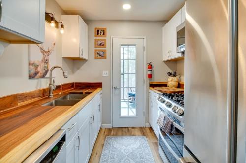 Broadway Cabin with Hot Tub Hike and Ski in New Market (VA)