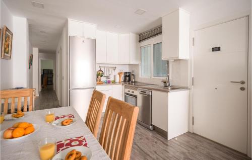Kitchen, Awesome Apartment In Las Palmas De Gran Can With Wifi And 2 Bedrooms in Gran Canaria