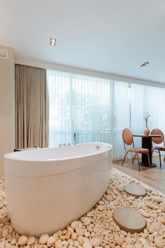 448542905 1616 Hotel