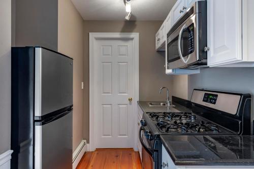 448552359 Essex Street Inn & Suites, Ascend Hotel Collection