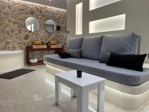 2-Luxury jacuzzi white suite by the sea