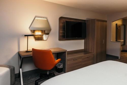 Holiday Inn Express and Suites Urbandale Des Moines, an IHG Hotel