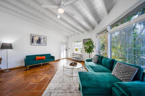 VICTORIA PARK HOTEL #A - ENTIRE 1BDR WITH PRIVATE BACKYARD AND BBQ in Fort Lauderdale, USA