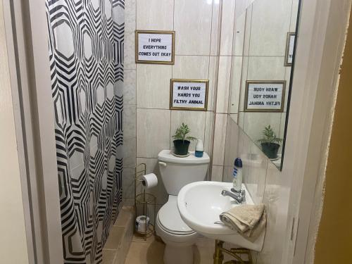 Ванная комната, Cozy Quarters Tobago in Ловлэндс