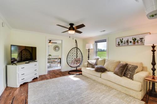 Cozy Fair Play Home with Deck 4 Mi to Lake Hartwell! in Fair Play, USA