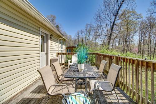 Homey Luray Cabin with Fire Pit and Deck! in Luray, USA