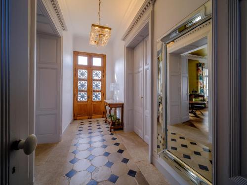 Entrance, Aux Marquises in Ile Offard