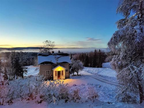 . Mysigt hus med utsikt över fjäll och älv.