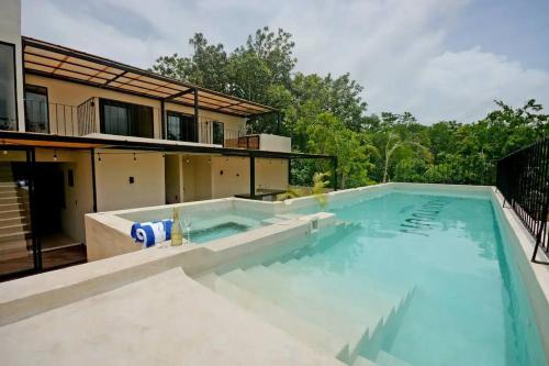 Depto lujoso con jacuzzi privado, Piscina y jungle Gym