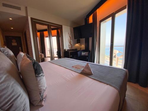 Deluxe Double Room with Sea View image 8