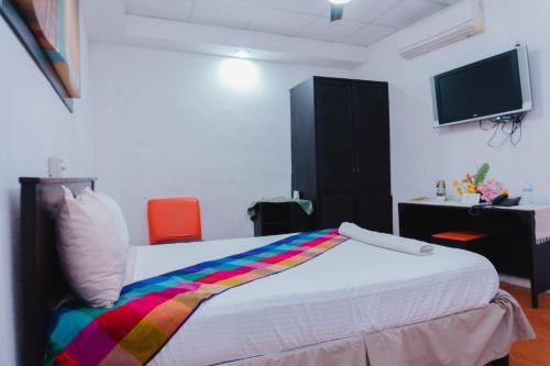 Hotel Makarios - Tap to explore photos