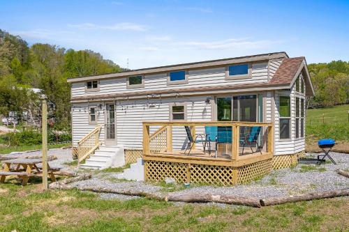 Big-Tiny Home Farm Stay-15Min to Chattanooga in Wildwood, USA
