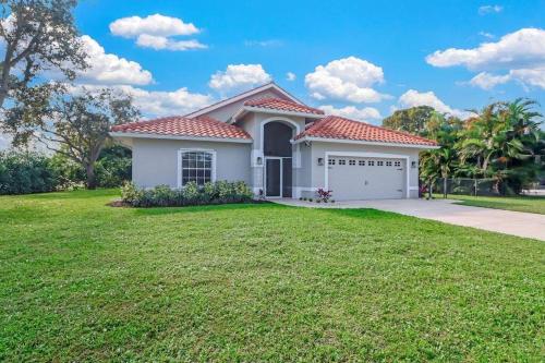 Pool Home Near Beaches and Downtown 5th Ave. in 東那不勒斯