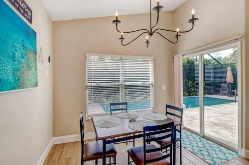 Pool Home Near Beaches and Downtown 5th Ave. in 東那不勒斯