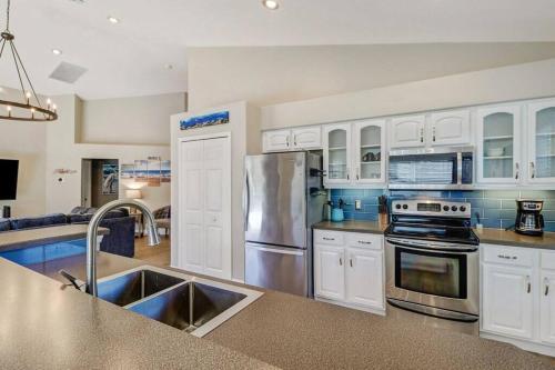 Pool Home Near Beaches and Downtown 5th Ave. in 東那不勒斯