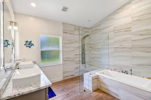 Pool Home Near Beaches and Downtown 5th Ave. in 東那不勒斯